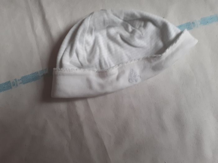 Bonnet rayé blanc et bleu ciel