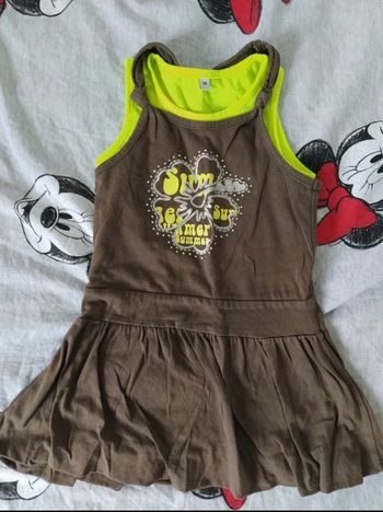 Robe marron et verte