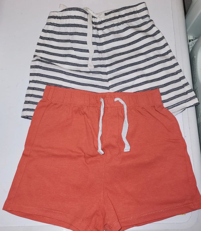 Lot 2 shorts 36 mois