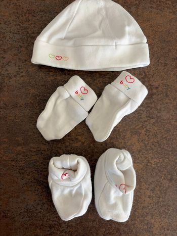 Lot (gants, chaussons et bonnet) 