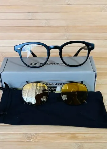 Paire de lunettes de soleil P*6