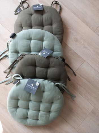 Galettes de chaise assorties neuves avec etiquettes