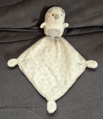 Doudou  Hérisson avec mouchoir blanc , gris - Feuilles - Pusblu