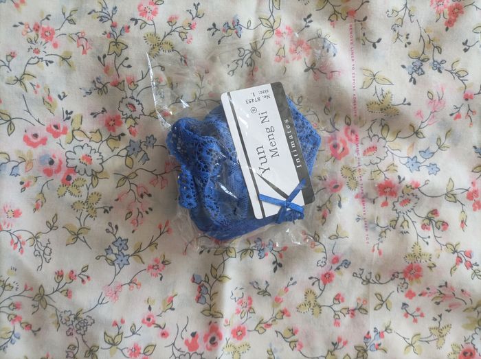 String neuf bleu dentelle taille M L - photo numéro 3