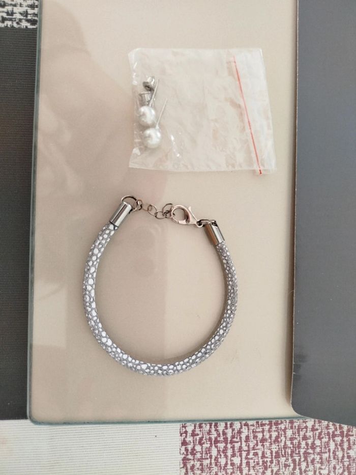 Ensemble de bracelet et boucles d'oreilles