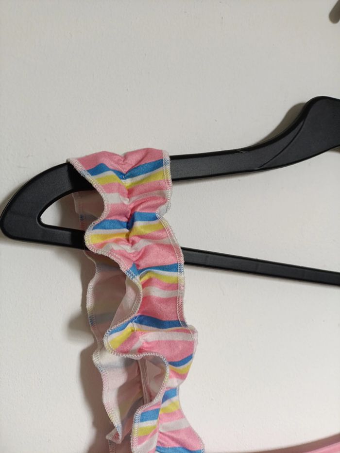 Crop top rayé multicolore à bretelles à volants - photo numéro 3