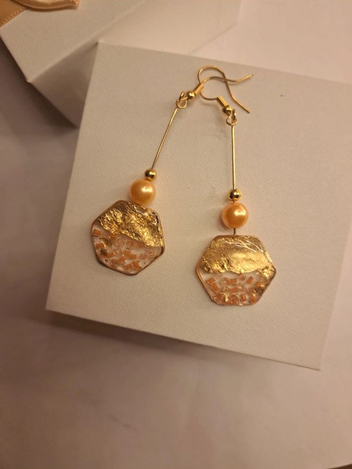 Boucles d'oreilles pendante en résine orange et doré - photo numéro 7