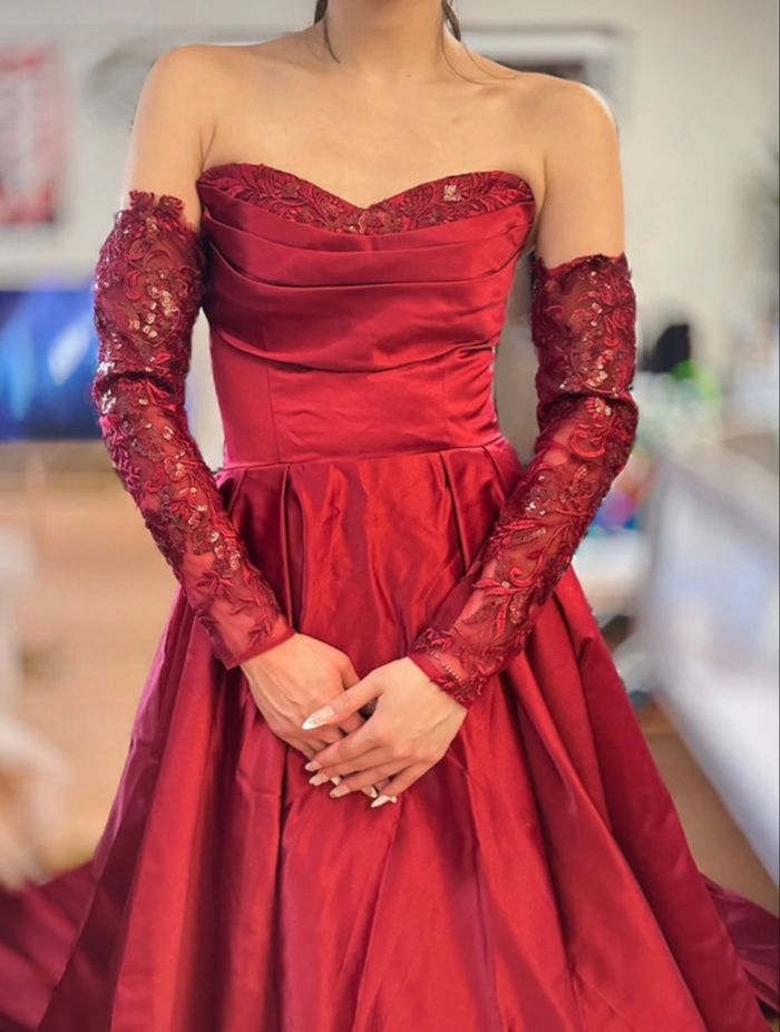 Robe de soirée rouge bordeaux bustier et manche en dentelle amovible - photo numéro 3