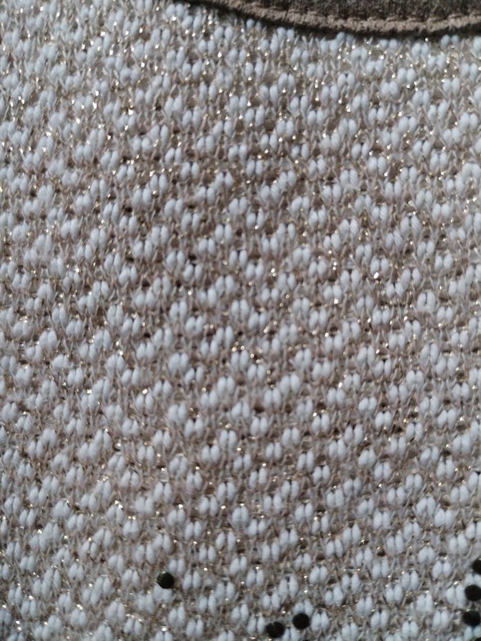 Très beau pull avec fils pailletés dorée 77% coton neuf + un tee shirt offert