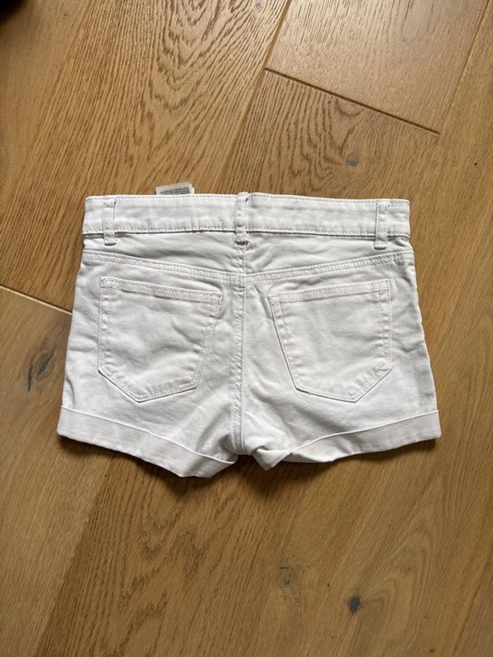 Short blanc h&m 8/9 ans - photo numéro 2