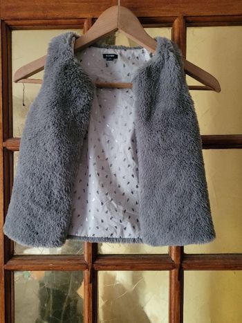 Veste sans manche poilue kiabi 3 ans