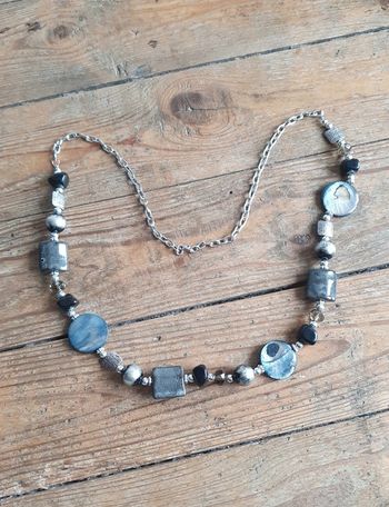 Collier grosses perles pierres nacrées