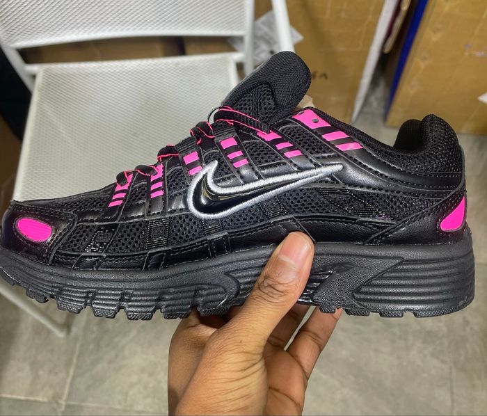 Nike p-6000 taille 36 noir et rose