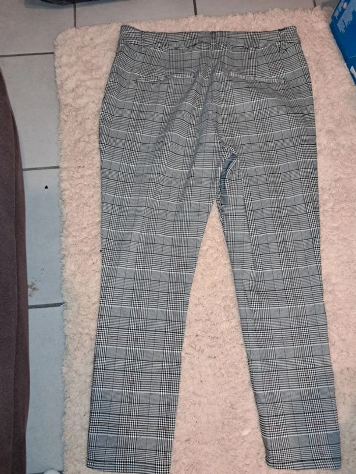 Pantalon gris à carreaux ferme 44