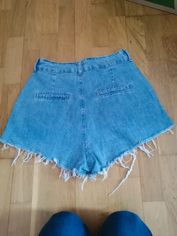 Short en jean Bershka taille 38 - photo numéro 3