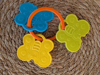 Hochet papillons en plastique