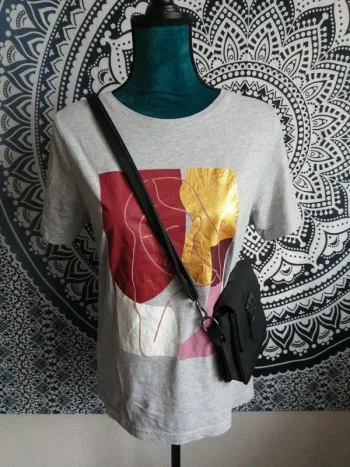 Tee shirt gris imprimé portrait femme avec fond abstrait / firefly / (S)