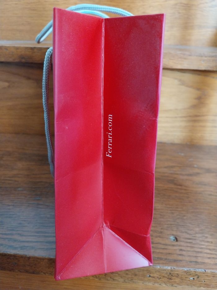 Sac cadeau et pochon Ferrari - photo numéro 3