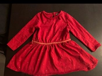 Robe rouge imprimée étoiles