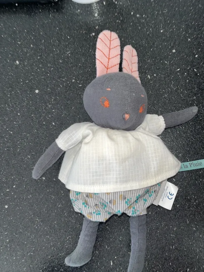 Peluche doudou lapin après la pluie
