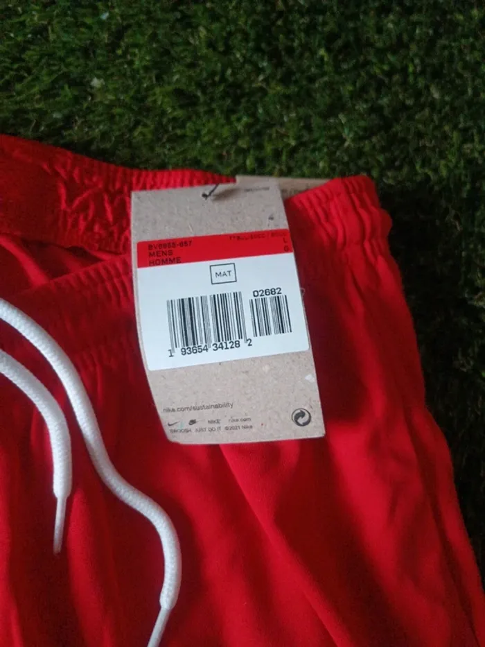 Short football Nike taille L rouge neuf - photo numéro 3