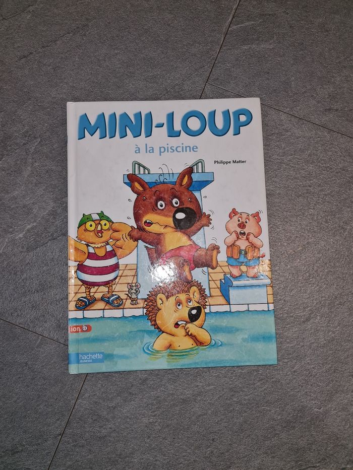 Livre mini loup à la piscine