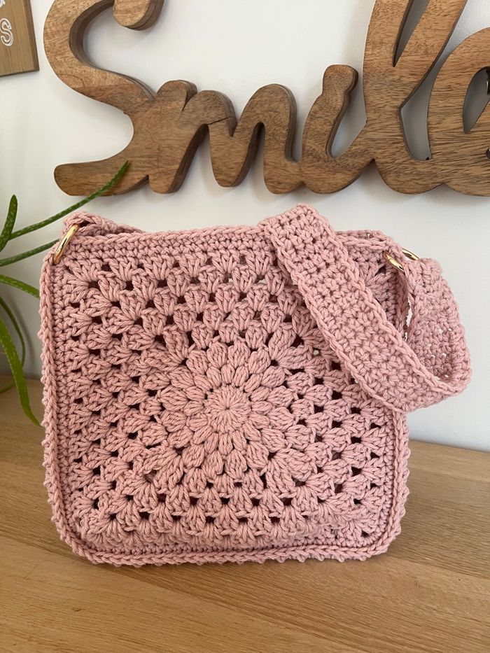 Sac bandoulière au crochet bohème chic rose poudré