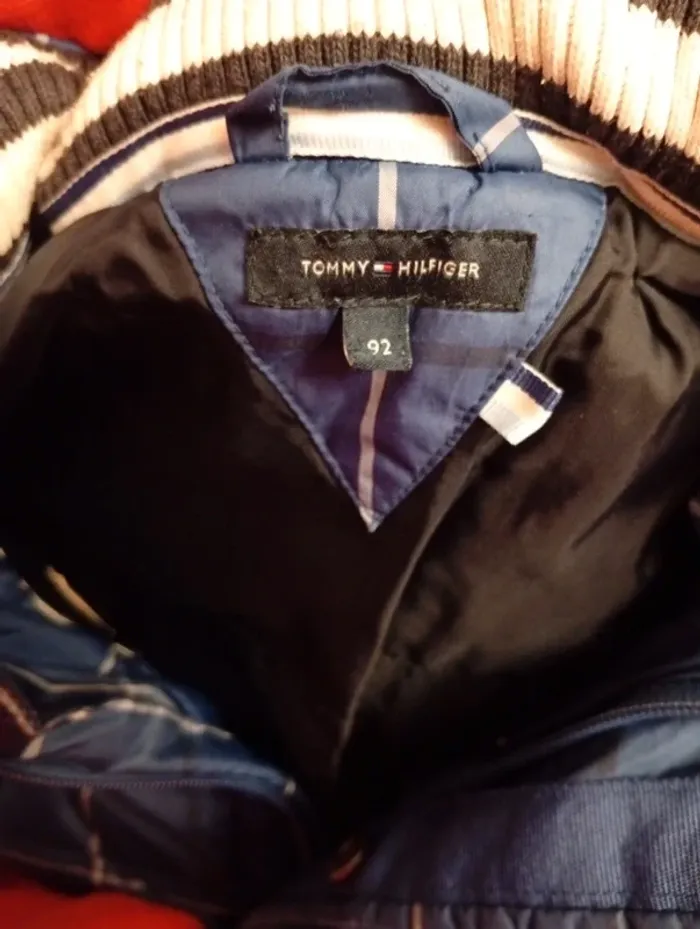 Doudoune Tommy Hilfiger taille 92 - Déchirure voir photos (arrière bras)/fermeture cassé - photo numéro 2