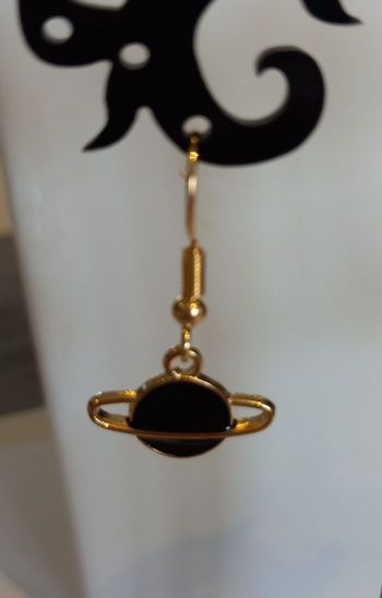 Boucles d'oreilles planète noire et dorée