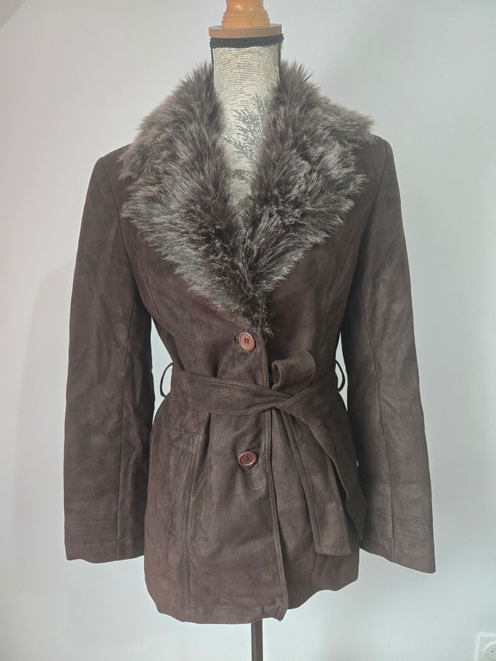 Veste vintage en daim brun avec col en fausse fourrure – Élégance rétro chic - photo numéro 2