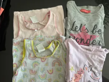 👚Lot  T-shirts fille - 4 ans - état satisfaisant - toutes marques
