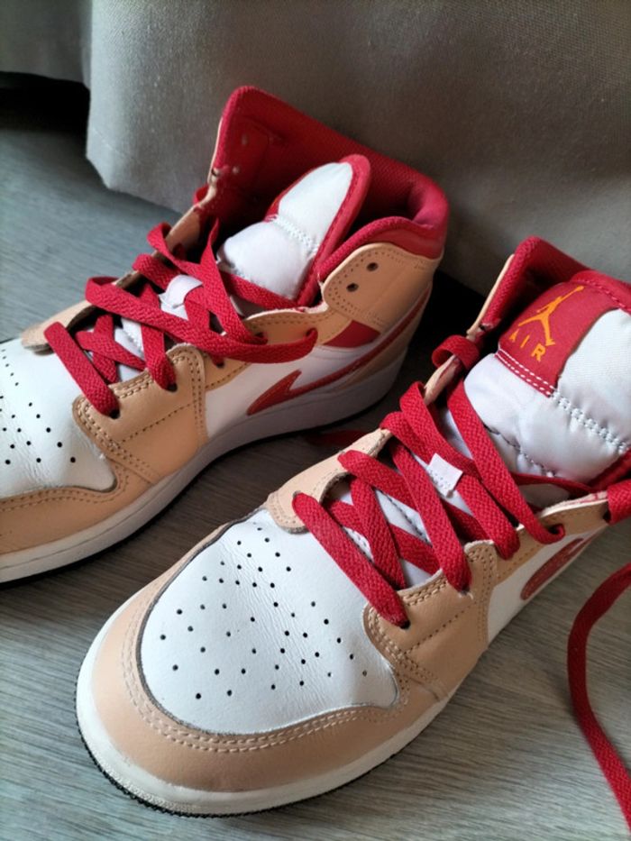 Baskets montantes Jordan Nike pointure 39 en très bon état - photo numéro 2