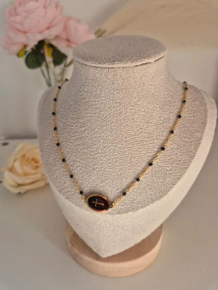 Collier style gigi dorée en acier inoxydable
🌸 perles résines noires avec médaille croix - photo numéro 3