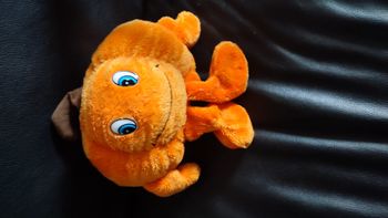 Belle peluche orange facile a placer sur une bibliothèque.