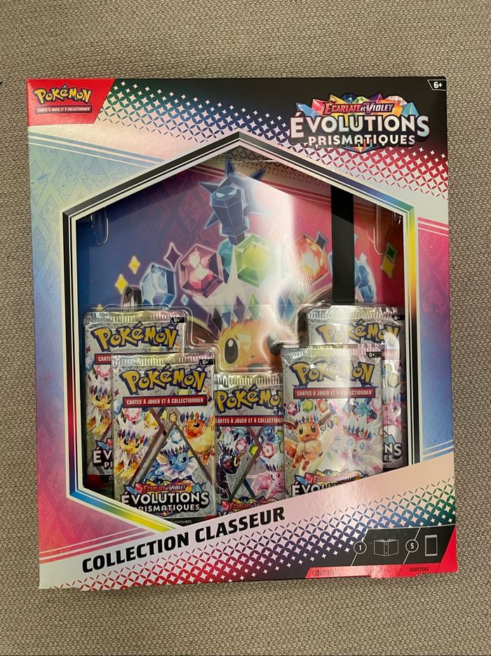 Coffret Collection Classeur Pokémon Évolutions Prismatiques EV8.5 Neuf FR Scellé