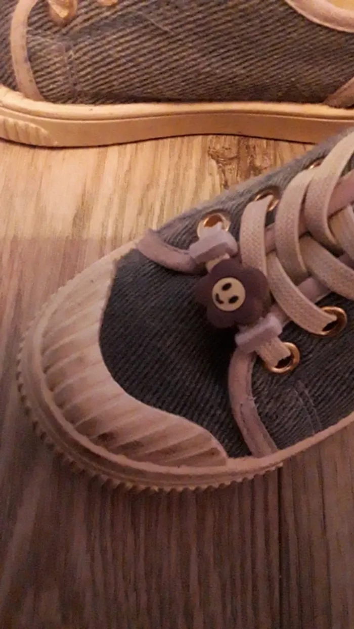 Chaussures bleues avec une petite fleur en plastique accroché au lacet taille 26 - photo numéro 2