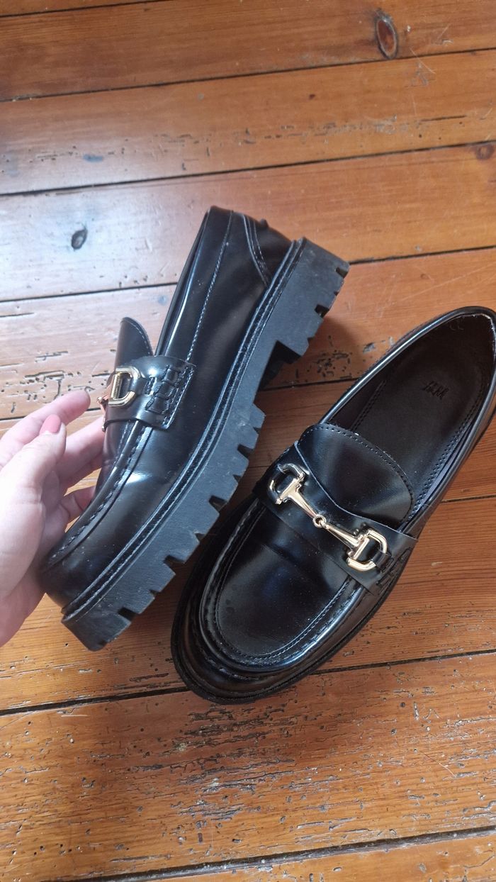 Mocassins noirs à bride dorée - photo numéro 2