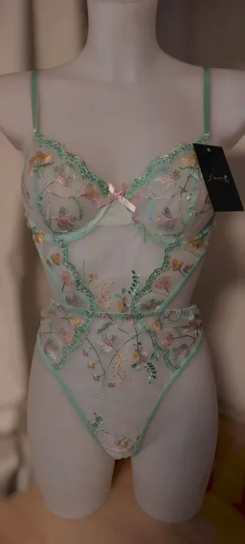 Magnifique body brodé neuf