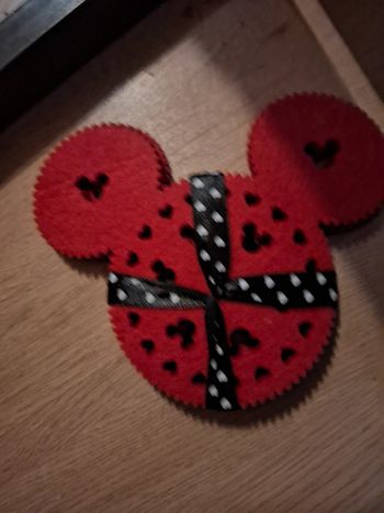 Sous verre mickey rouge jamais utilisé il y en a 3