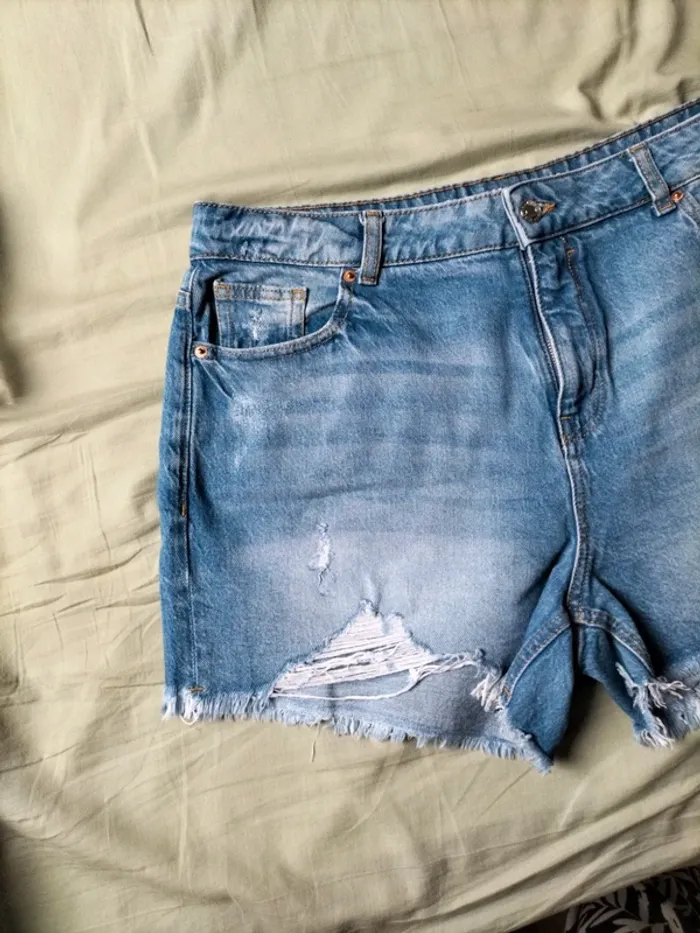 Short en jean troué - photo numéro 2