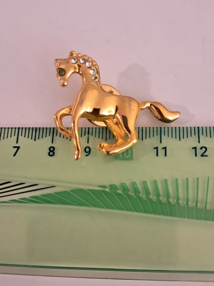 Pin's cheval dorée avec strass et pierre verte - photo numéro 5