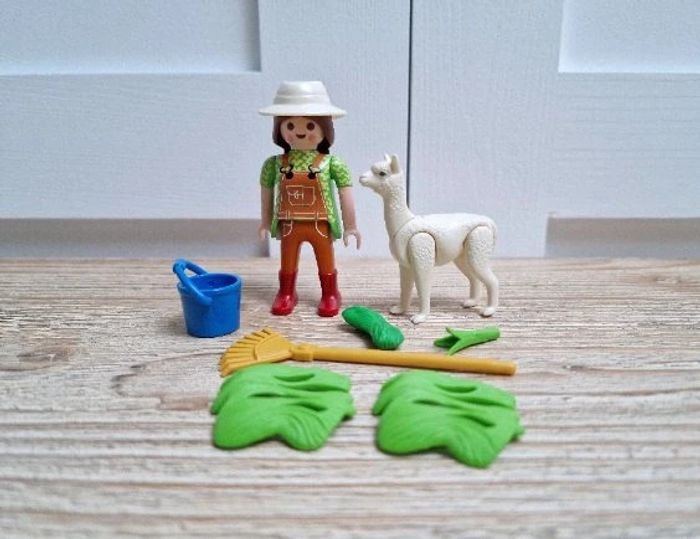 4944 Gardienne de zoo avec Alpaga playmobil