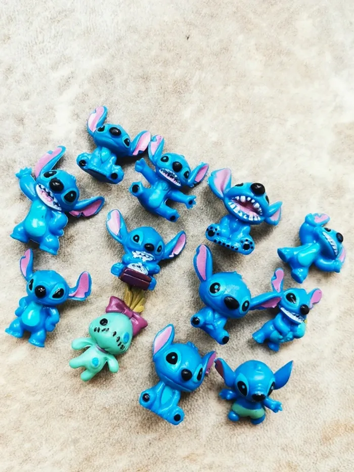 Lot de 12 figurines personnages Stitch en plastique