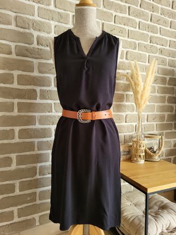 Robe noire simple sans manche col V taille
34 XS