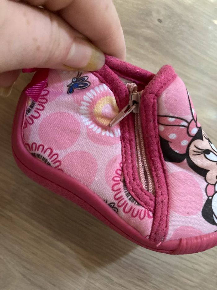 Chaussons Minnie Disney taille 18 – Très bon état, adorables et confortables ! - photo numéro 3