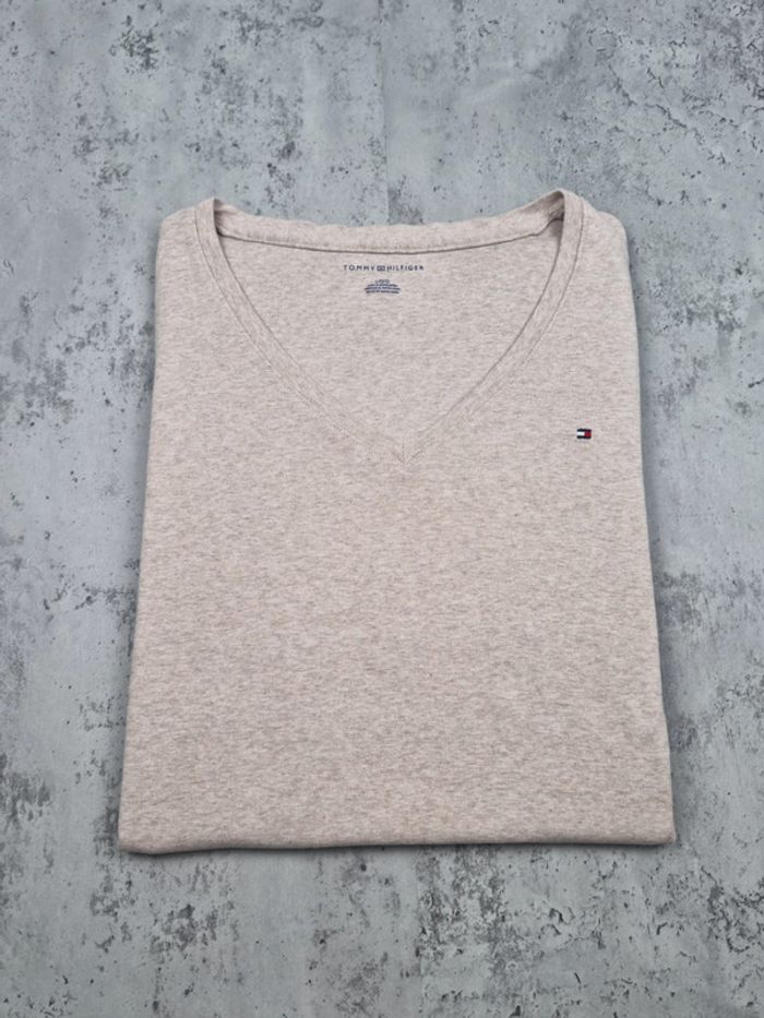 T-shirt col V Tommy Hilfiger beige chiné – Taille L Femme (mesures en photos) - photo numéro 2
