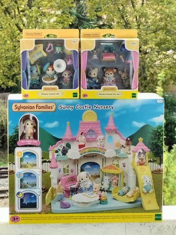 La crèche ensoleillé le concert et le théâtre de la crèche