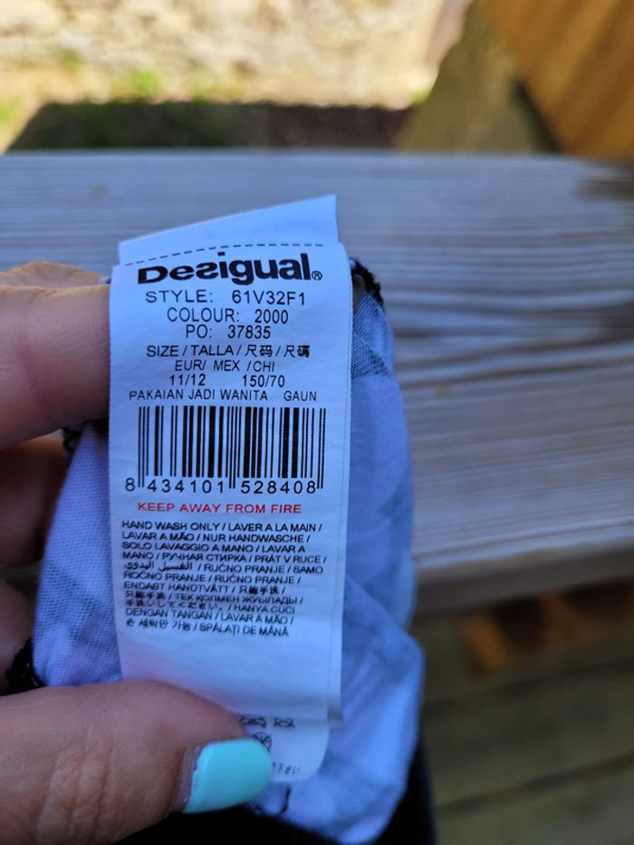 Magnifique robe Desigual, noire et blanche, motifs colorés, 11/12 ans - photo numéro 9