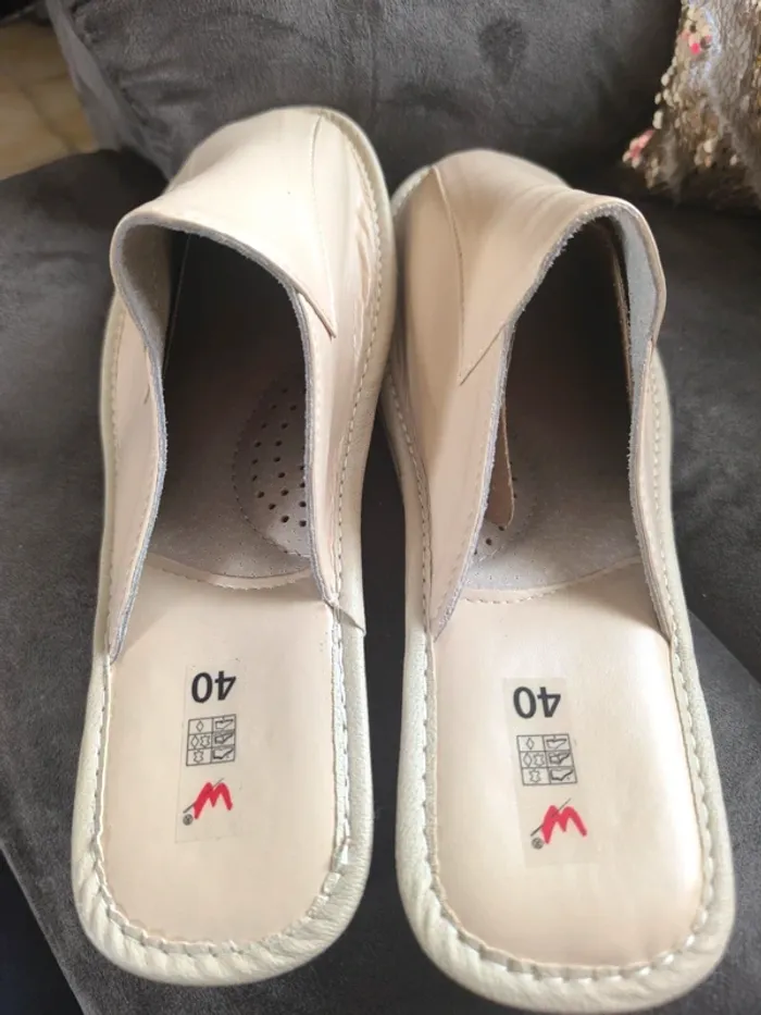 Jolies pantoufles en cuir beige - photo numéro 3