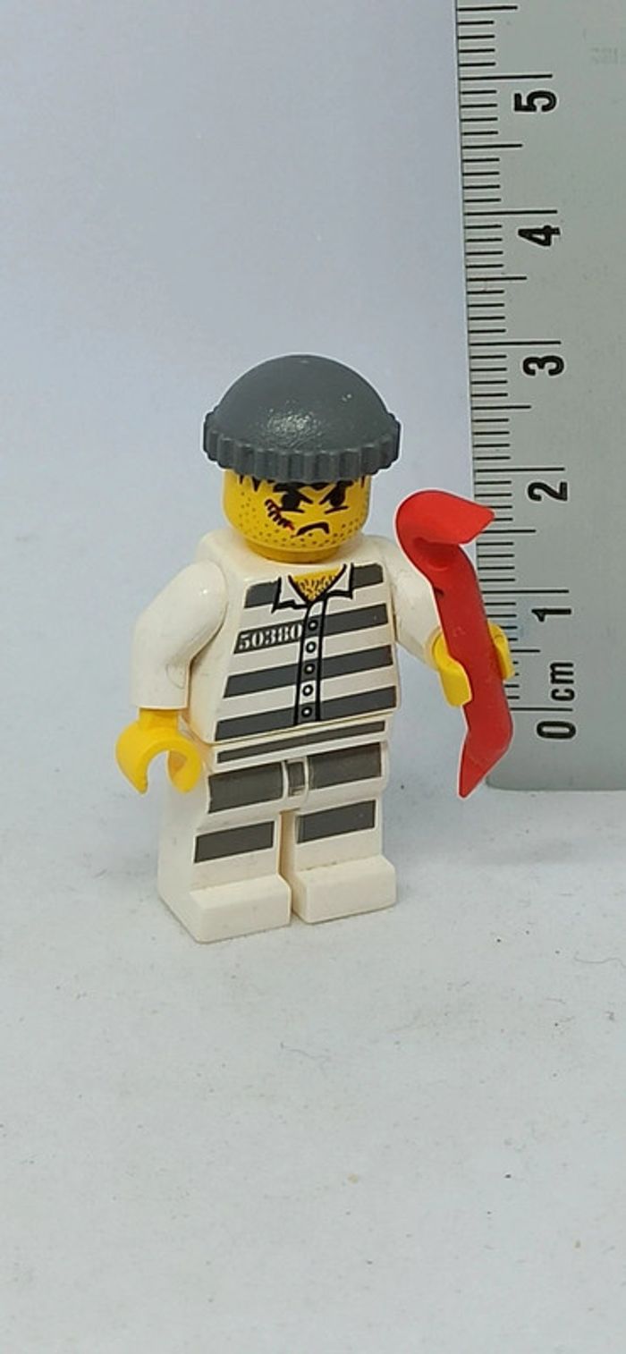 Homme prisonnier avec habits barrés et accessoire lego